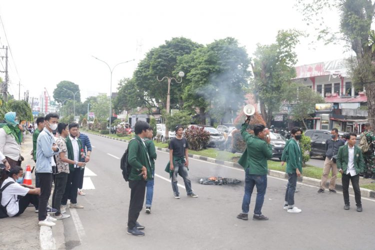 Mahasiswa Unbari Unjuk Rasa Tolak RKUHP di Depan Gedung Universitas